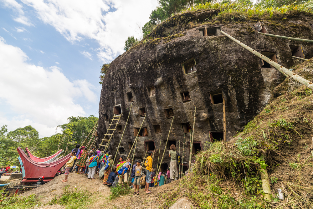 Tana Toraja - Lokomata, graves in clifss