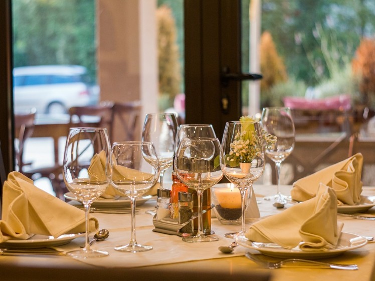 Only Hotels and Restaurants with Collective Agreements Can Impose Service Charge