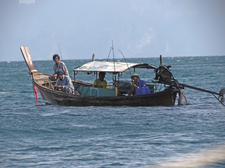 9 Fishing on the long-tail boat