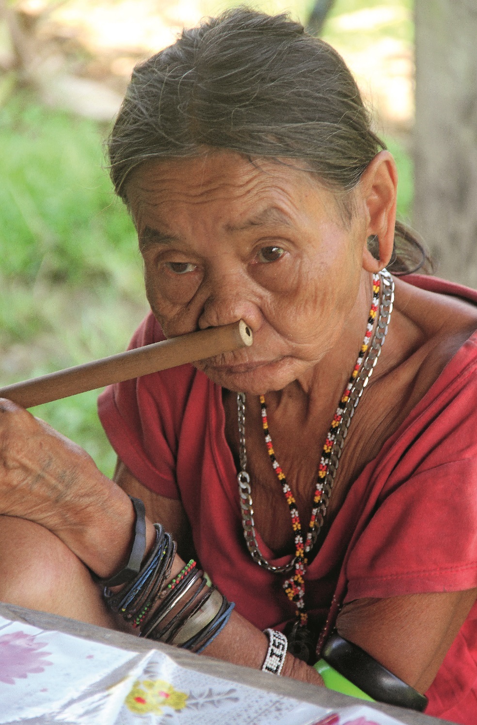 MAL7739 Penan woman playing nose flute Mulu