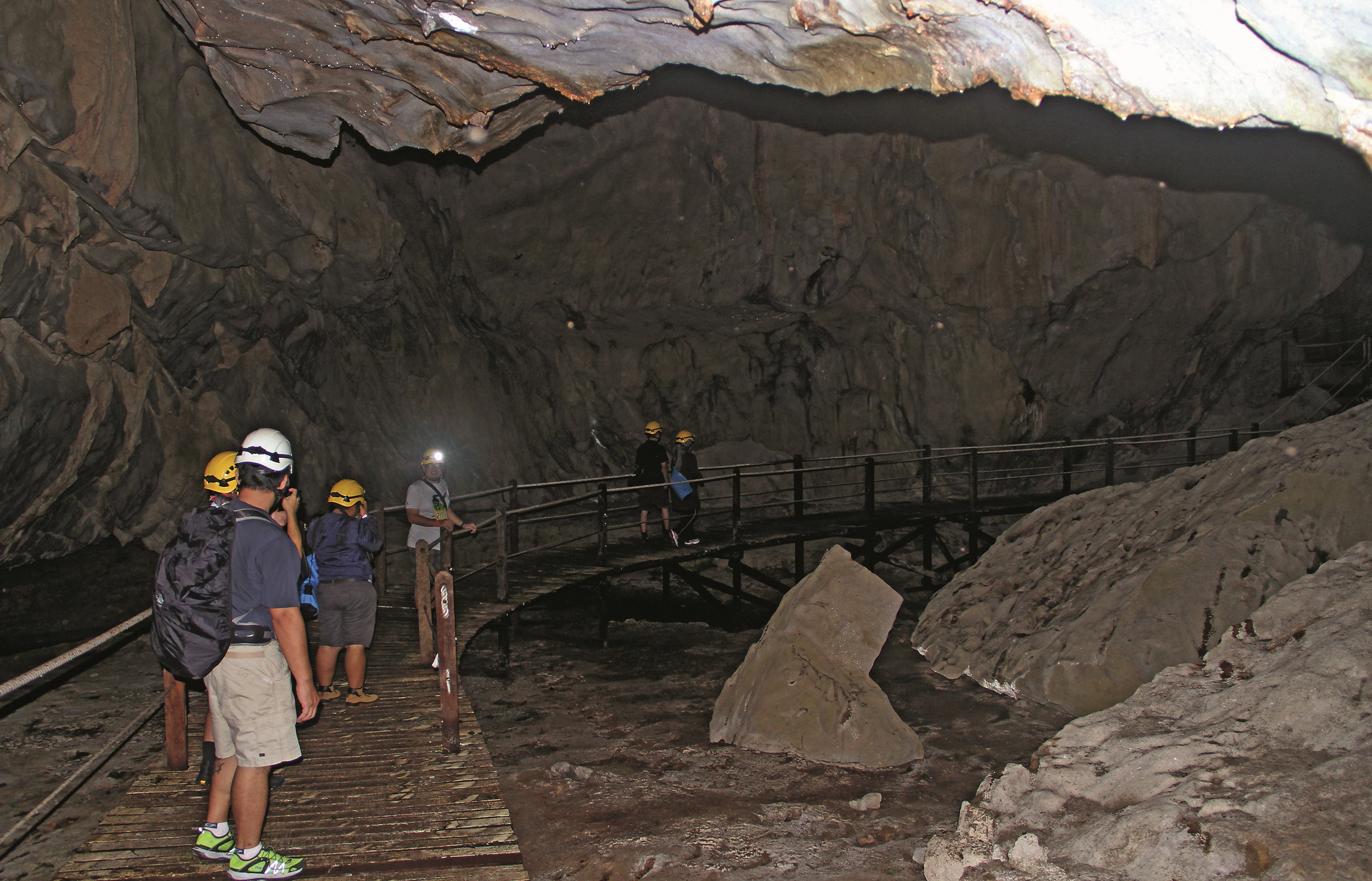 MAL7746 Cavers entering Lagang Cave Mulu