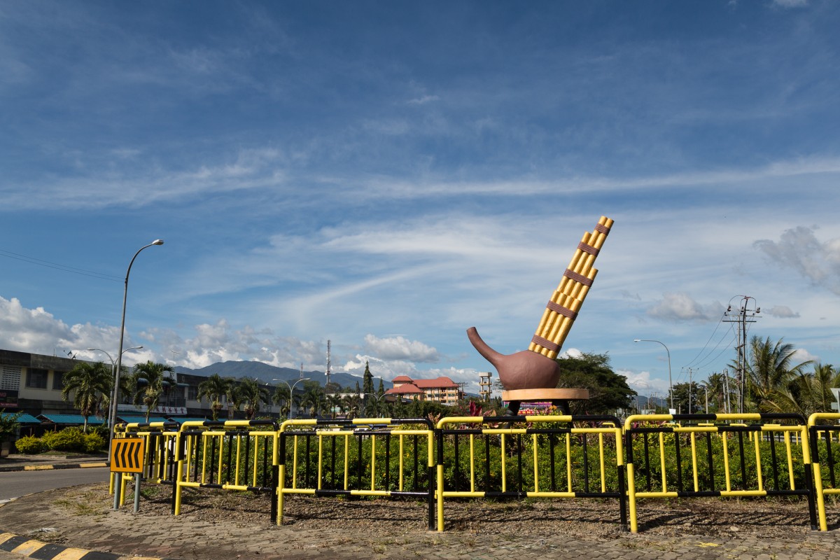 Tambunan_Sabah_Roundabout-with_Sompoton