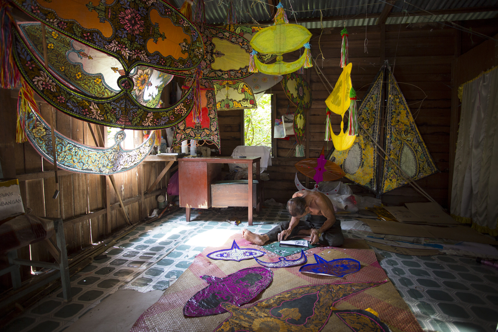 Master kite maker at work in Kota Bahru | Photo credit: udeyismail / Shutterstock.com