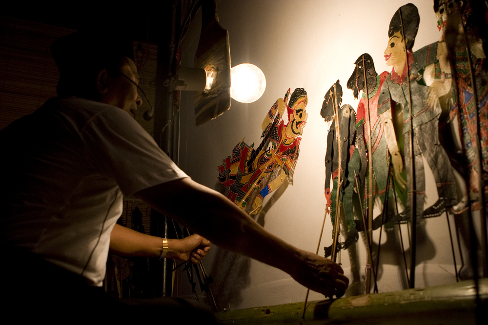 Shadow puppet show, behind the scenes | Photo credit: Shamleen / Shutterstock.com
