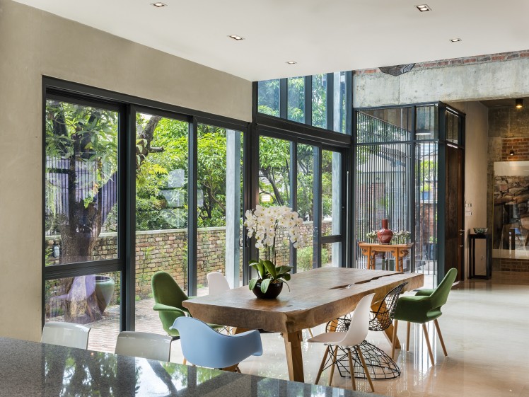 Side garden and dining area