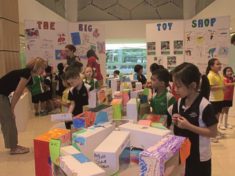 0129_Year 1 pupils eagerly checking out their peers' work at the The Big Toy Shop