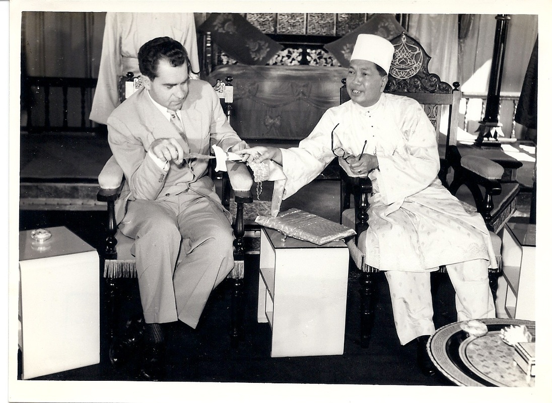29. Sultan presents Nixon with a keris