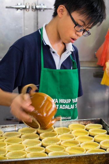 Making Egg tarts at Nam Heng