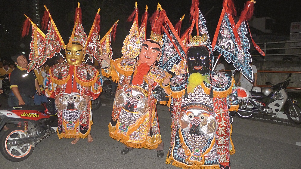 human-sized-puppets-in-9-emerors-procession