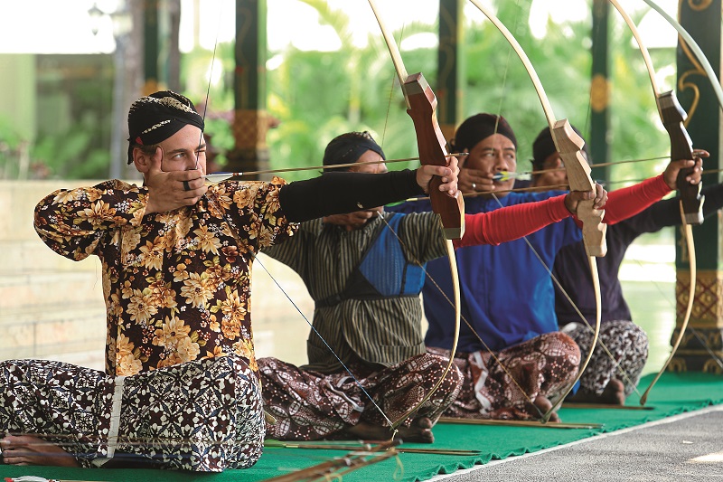 royal-ambarrukmo-yogyakarta_jemparingan