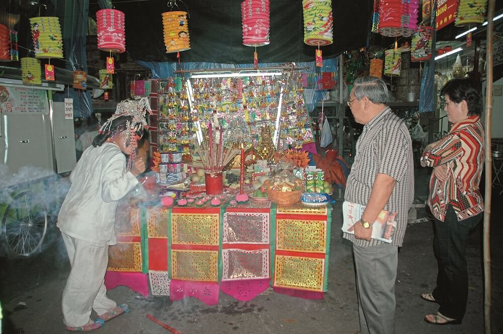 actress-preparing-to-pray