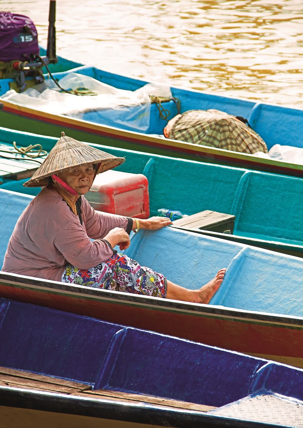 Mal7863 Woman On Boat Sungai Kut Muara Dalat Sarawak Expatgo