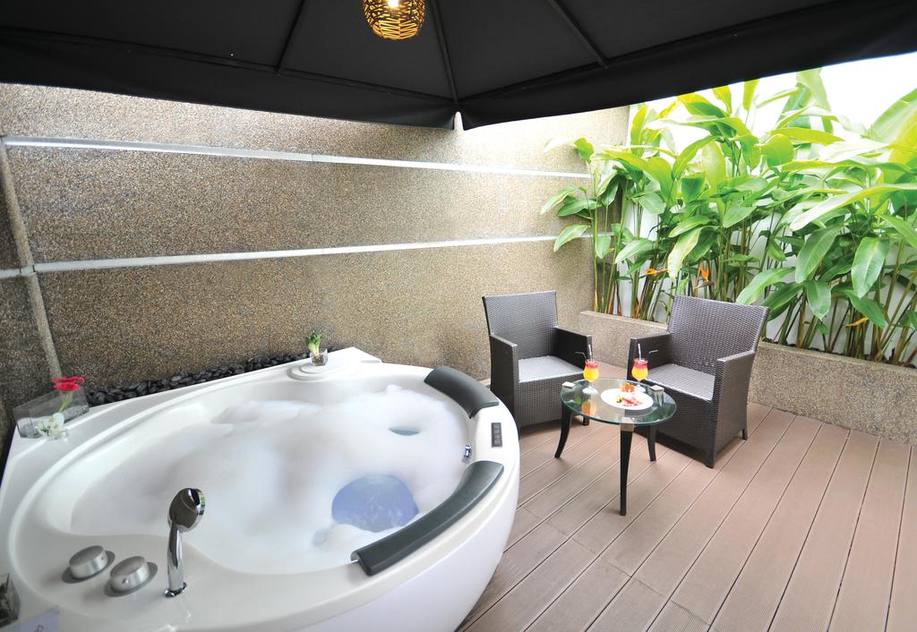 All About The Bubbles: Hotels with Hot Tubs and Jacuzzis - ExpatGo - Hotel With Jacuzzi In Room Kl