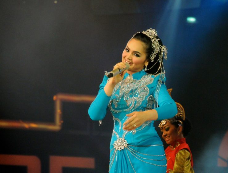 Dato Siti Nurhaliza performing