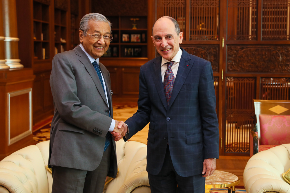 Akbar (right) shaking hands with Dr Mahathir to discuss issues of mutual interest