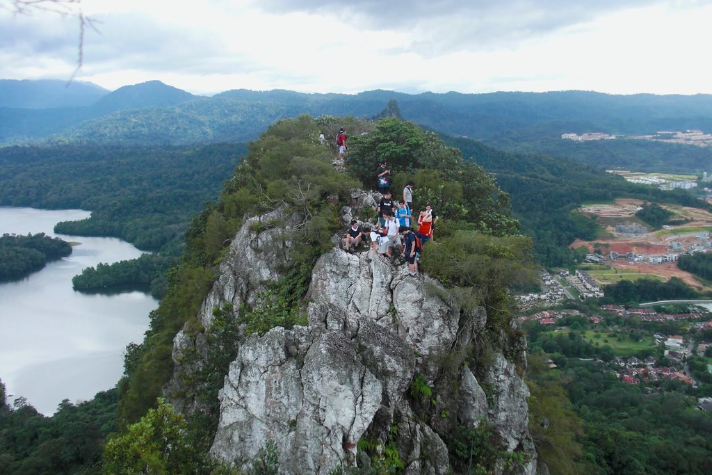 hikers on the quartz ridge