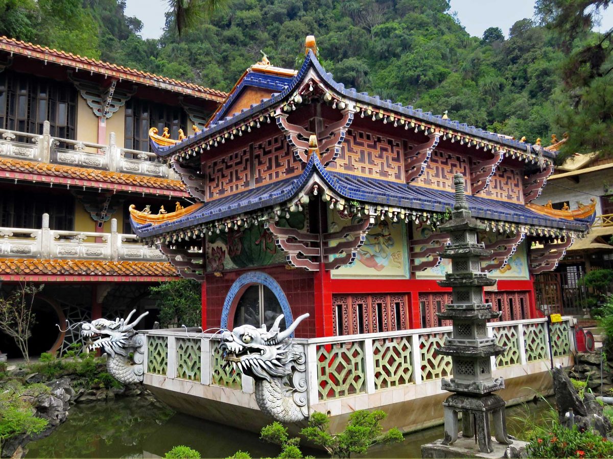 sam poh tong temple