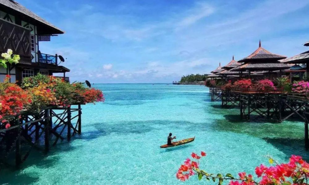 Cooler Shores Ahead: Malaysians Head for the Water as Temperatures Rise